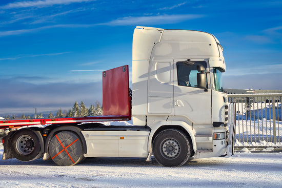Seitenansicht von AutoSock montiert auf den Rädern von einem Lastkraftwagen