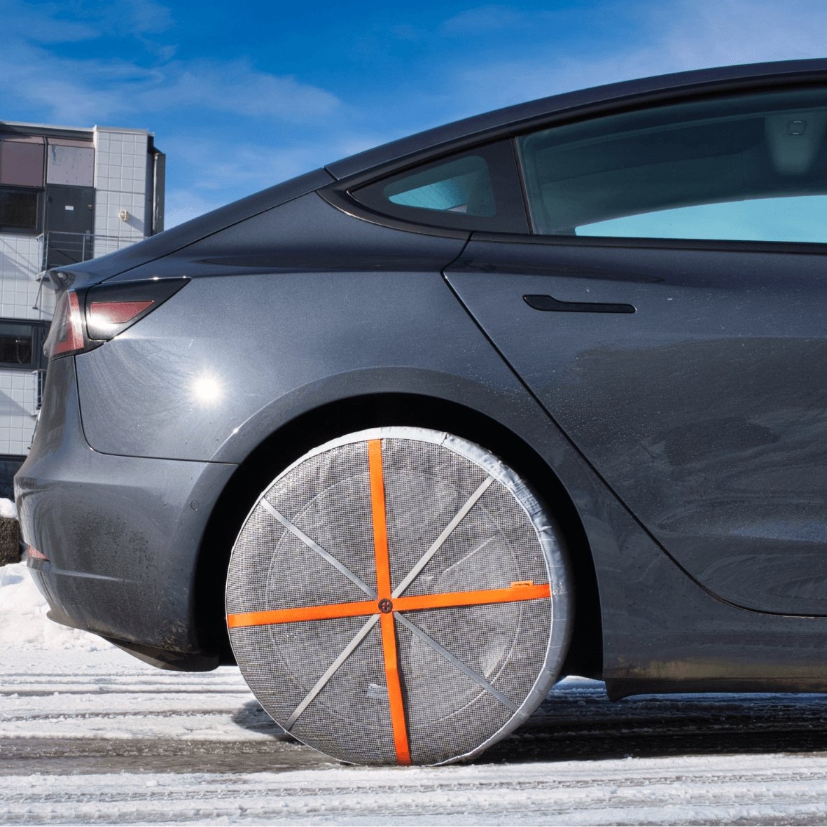 AutoSock für Personenkraftwagen auf den Hinterreifen eines Autos montiert