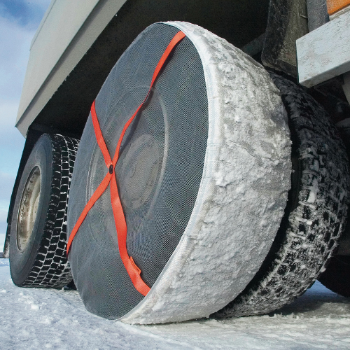 AutoSock Traktionshilfe montiert auf Rad eines Lastkraftwagens