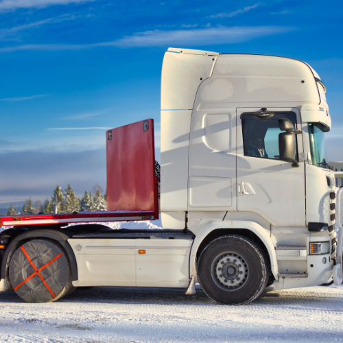 AutoSock Schneesocke montiert auf Rädern eines LKWs